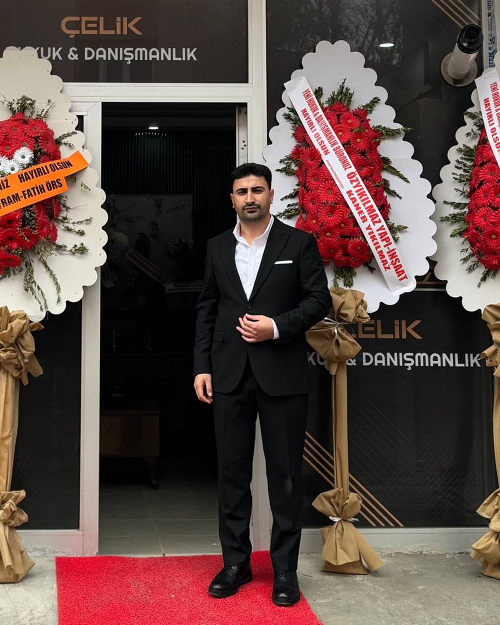 Av. İbrahim Çelik, Çelik Hukuk & Danışmanlık bürosunun önünde